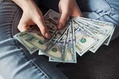 Ekonomist otvetil na vopros o celesoobraznosti hranenija dollarov d30c6b4.jpg