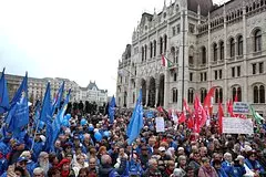 Vengerskaja oppozicija vyshla na miting s trebovaniem prjamyh vyborov prezidenta d2d2cfb.jpg