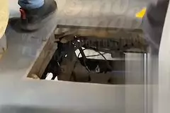 Rossijanka edva ne provalilas v dyru v avtobuse b463925.jpg