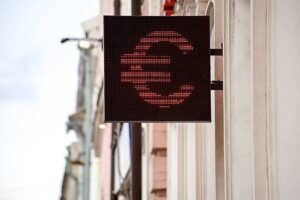 Bank rossii opustil oficialnyj kurs evro f4d84e9.jpg