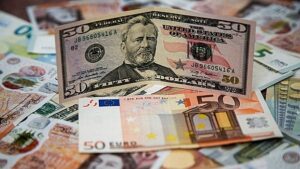 Kurs evro opustilsja po otnosheniju k dollaru do samogo nizkogo urovnja za dva goda ca80099.jpg